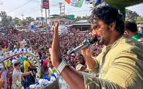 নির্বাচনী প্রচারে দেব , ফুল ছুড়ে মারলেন তরুণী 