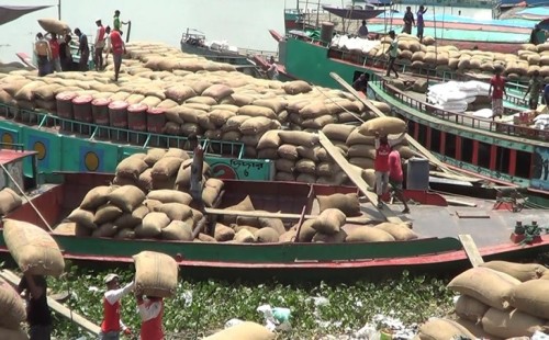 নতুন ধানে ভরপুর ভৈরবের মোকাম, ক্রেতা নিয়ে দুশ্চিন্তা 