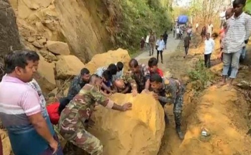 রাঙ্গামাটির পাহাড় ধ্বসে বন্ধ সড়ক যোগাযোগ 