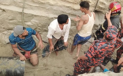 গ্যাস পাইপের মধ্যে বালুচাপা পড়া শ্রমিককে উদ্ধার 