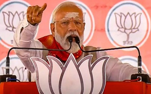 দুই মিত্র আদানি ও আম্বানিকে তীব্র ভাষায় আক্রমণ মোদির 