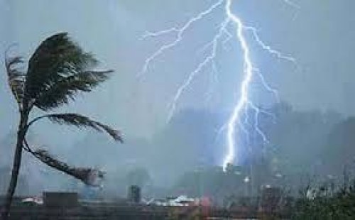 রাজধানীর আকাশ কালো মেঘ, হচ্ছে বজ্রসহ বৃষ্টি 