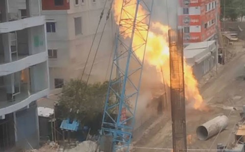 রাস্তা খোঁড়াখুঁড়ির সময় তিতাসের পাইপ ফেটে ভয়াবহ আগুন 