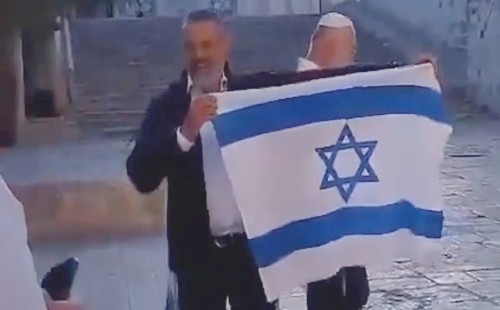 আল-আকসা মসজিদ চত্বরে উড়েছে ইসরায়েলি পতাকা 