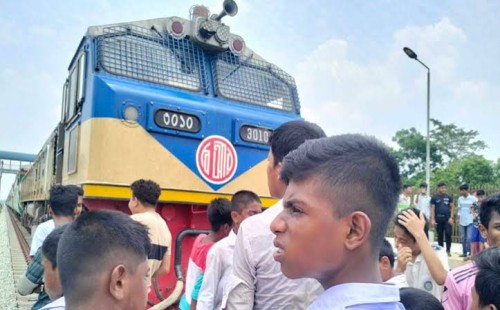 ট্রেনে কাটা পড়ে স্কুলছাত্রীর মৃত্যু 