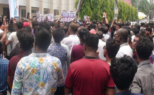 নির্বাচনী সহিংসতায় যুবক নিহত,ডিসি কার্যালয় ঘেরাও 