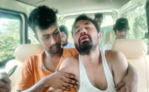 ভিডিও করায় সাত সাংবাদিককে বেধরক পিটুনি 