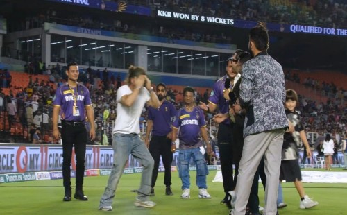 শাহরুখের সরলতায় মুগ্ধ নেটিজেনরা 