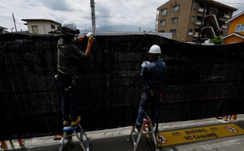 অবাধ্য পর্যটক সামলাতে দেওয়াল তুলছে জাপান 