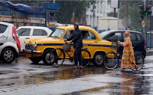 রেমালের হাত থেকে ছেলেকে বাঁচাতে গিয়ে প্রাণ গেল বাবার 