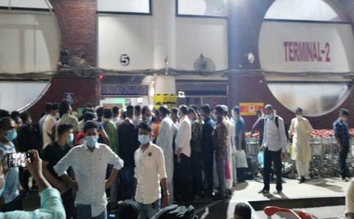 ফ্লাইট বাতিলের খবর যাত্রীদের জানানো হয়নি, মধ্যরাতে বিমানবন্দরে বিক্ষোভ 
