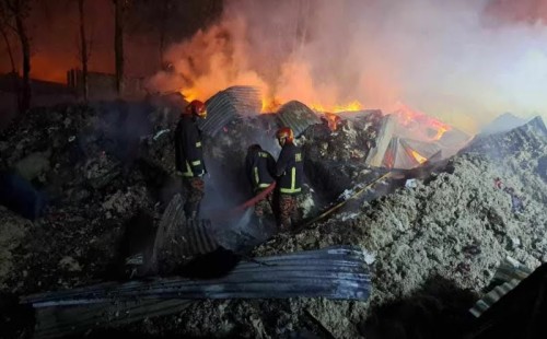 ঝুটের গুদামে লাগা আগুন নিয়ন্ত্রণে 