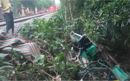 ট্রেনের ধাক্কায় অটোরিকশার ২ যাত্রী নিহত 