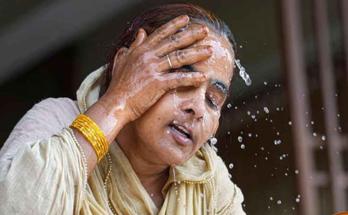 পুড়ছে দিল্লি, পানি অপচয়ে গুনতে হবে জরিমানা! 