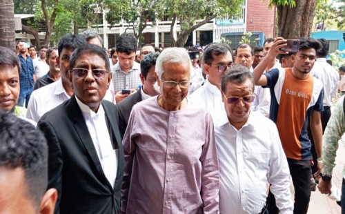 হাজিরা দিতে আদালতে ড. ইউনূস 