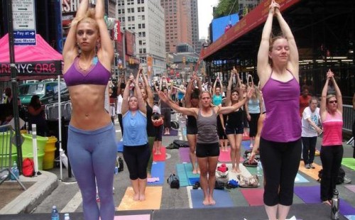 টাইমস স্কোয়ারে আন্তর্জাতিক যোগ দিবসে হাজির প্রায় ১০ হাজার মানুষ 