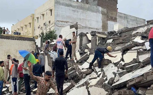 গুজরাটে ভেঙে পড়লো বহুতল ভবন, বহু হতাহতের শঙ্কা 