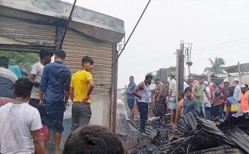 আগুনে পুড়ে ছাই ১৫ দোকান 