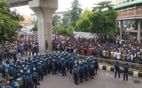 শাহবাগে আইনশৃঙ্খলা বাহিনীর সতর্ক অবস্থান 