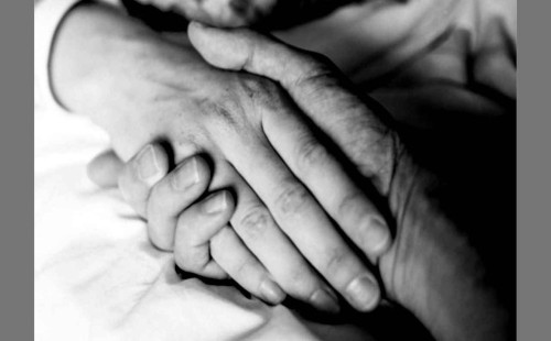 মৃত স্বামীর বুকে মাথা রেখেই বিদায় নিলেন স্ত্রী 