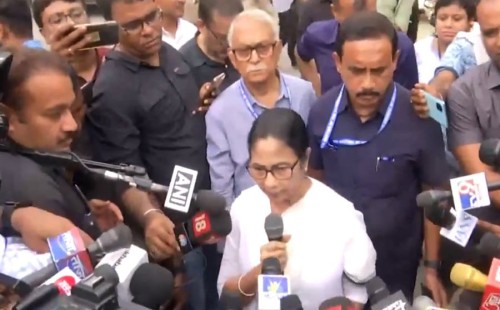 মোদির বৈঠক ছেড়ে বেরিয়ে এলেন ক্ষুব্ধ মমতা 