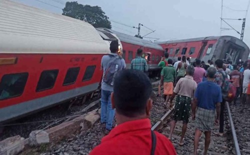 ভারতে আবারও ট্রেন দুর্ঘটনা: ১৮ বগি লাইনচ্যুত, নিহত ২ 