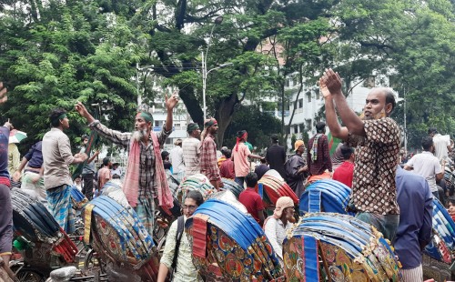 এবার রাস্তায় নামলেন রিকশাচালকরাও 