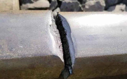 ওড়না উড়িয়ে ট্রেন থামাল নারীরা 