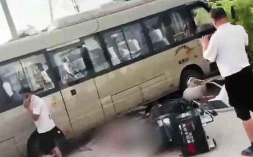 চীনে স্কুলবাস চাপায় নিহত ১১ 