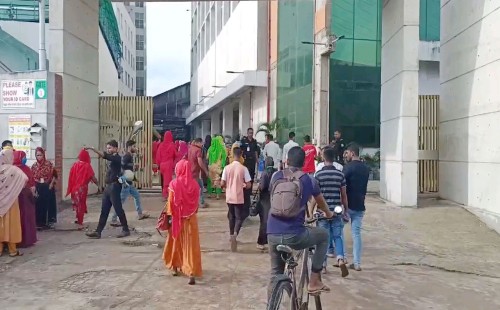 আশুলিয়ায় ১৭ পোশাক কারখানায় সাধারণ ছুটি 