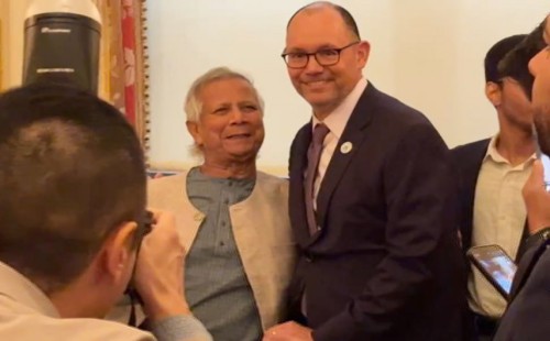 লাইনে দাঁড়িয়ে ড. ইউনূসের সঙ্গে ছবি তোলার হিড়িক, ছিলেন পিটার হাসও 