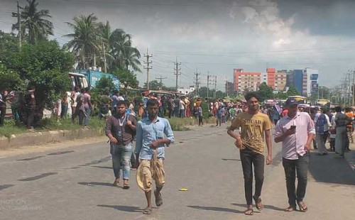 বকেয়া বেতনের দাবিতে শ্রমিকদের মহাসড়ক অবরোধ 