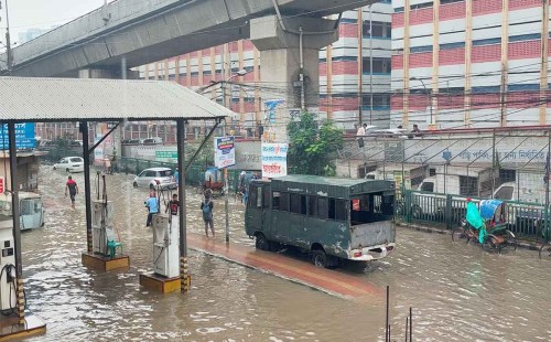 ঝুম বৃষ্টি শেষে পানির নিচে যানবাহন 