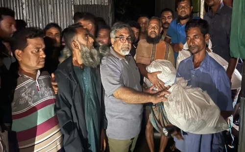 পত্রিকায় সংবাদ দেখে ত্রাণ পাঠালেন তারেক রহমান 