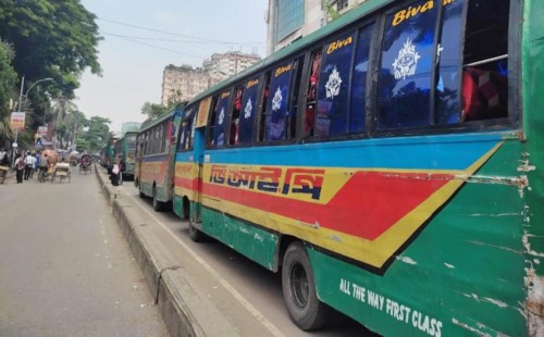 হাফ ভাড়া নিয়ে বিতণ্ডা, ৩০ ভিআইপি বাস আটক করেছে ঢাকা কলেজ ছাত্ররা 