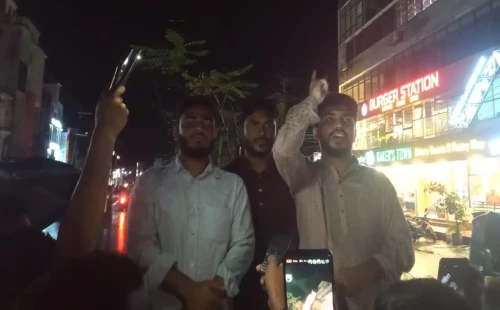 ছাত্রলীগ নিষিদ্ধের খবরে নোয়াখালীতে মিষ্টি বিতরণ 