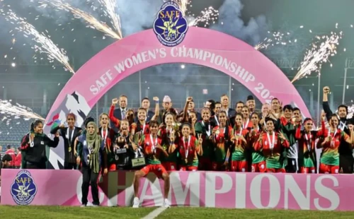 ট্রফি নিয়ে দেশে পৌঁছেছেন চ্যাম্পিয়নরা 