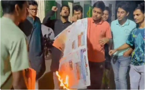 ঢাবিতে ‘প্রথম আলো’ ও ‘ডেইলি স্টার’ পত্রিকা পুড়িয়ে বয়কটের ডাক শিক্ষার্থীদের 