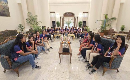 সংবর্ধনা নিতে যমুনায় পৌঁছেছেন সাফজয়ী নারী ফুটবল দল 