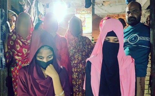 বিয়ের দাবিতে প্রেমিকের বাড়িতে একসঙ্গে দুই তরুণীর অনশন 