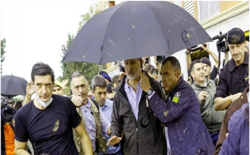 স্পেনে রাজা-প্রধানমন্ত্রীকে কাদা ছুড়লেন ক্ষুব্ধ জনতা 