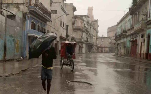‘রাফায়েলে’র আঘাত, বিদ্যুৎ বিচ্ছিন্ন কিউবা 