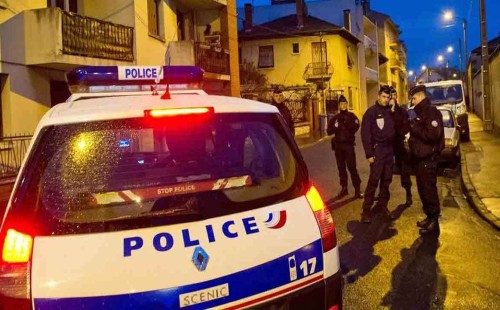 প্যারিসের রেস্তোরাঁয় পাঁচজনকে জিম্মি 