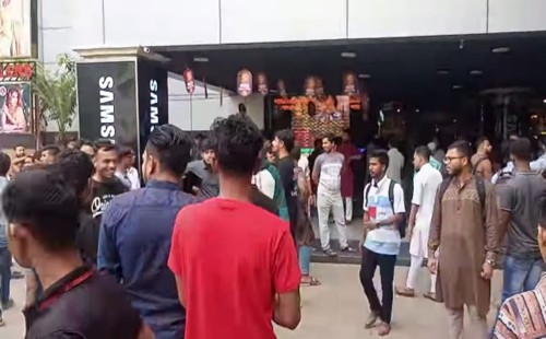 যমুনা ফিউচার পার্কে চুরির ঘটনায় ব্যবসায়ীদের বিক্ষোভ, নিরাপত্তা নিয়ে উত্তেজনা 