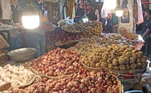 আলু ৮০ টাকা, সামান্য কমেছে পেঁয়াজের দাম 