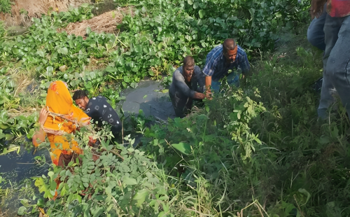 চাঁদাবাজির অভিযোগে বিএনপির ২ নেতাকে পানিতে চুবিয়েছে এলাকাবাসী 