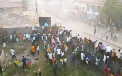 গিনিতে ফুটবল খেলা নিয়ে সংঘর্ষে প্রায় ১০০ জন নিহত 
