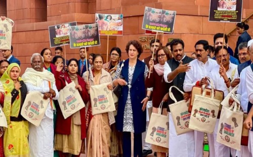 প্রিয়াঙ্কার নেতৃত্বে বাংলাদেশে সংখ্যালঘু ‘নির্যাতনের’ বিচার দাবি কংগ্রেসের 