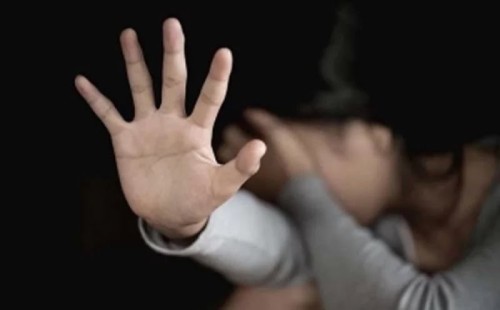 স্ত্রীকে বসের শয্যাসঙ্গী হওয়ার প্রস্তাব দিলেন স্বামী, অতঃপর... 