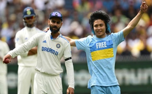 মাঠে ঢুকে কোহলিকে জড়িয়ে ধরলেন ভক্ত 